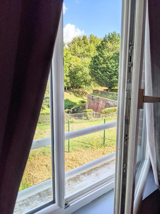 Auberge Des Remparts 佩罗讷 外观 照片