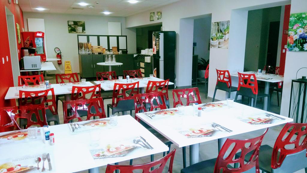Auberge Des Remparts 佩罗讷 外观 照片