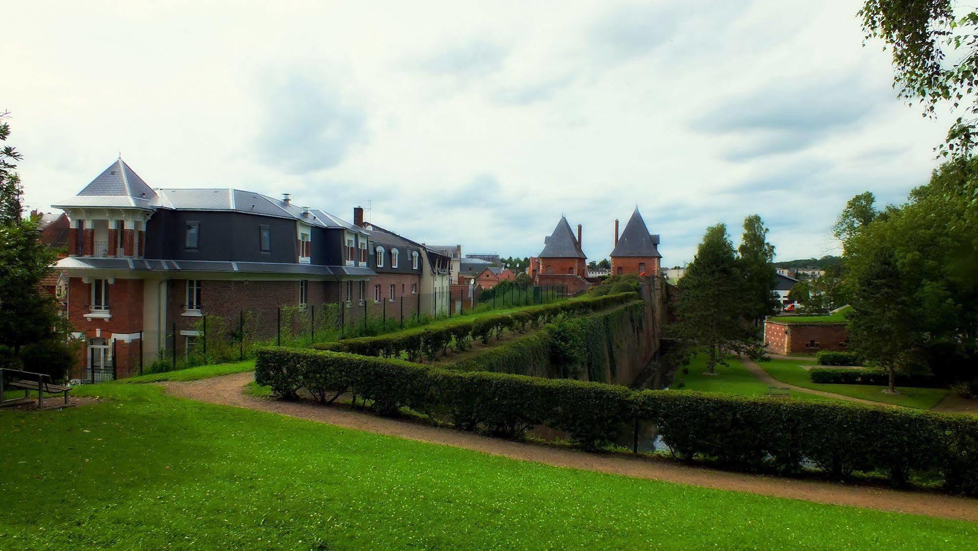 Auberge Des Remparts 佩罗讷 外观 照片